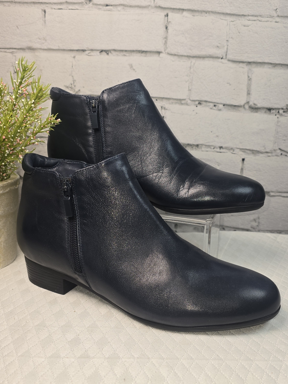 TROTTERS MAJOR ANKLE BOOTS DUAL SIDE ZIPPERS NAVY MINIMALIST WOMENS 10.5